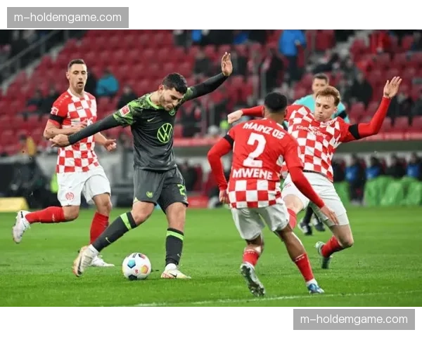 冲突！波鸿与美因茨球员大规模推搡，主裁连出三张黄牌控制局面