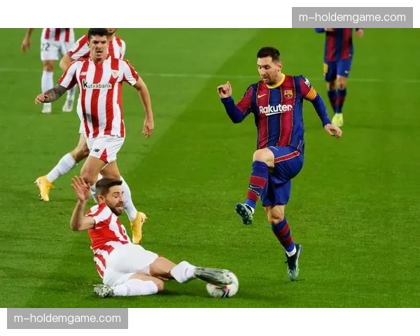 终场哨响,屡失良机的塞维利亚边锋拉梅拉独自加练射门